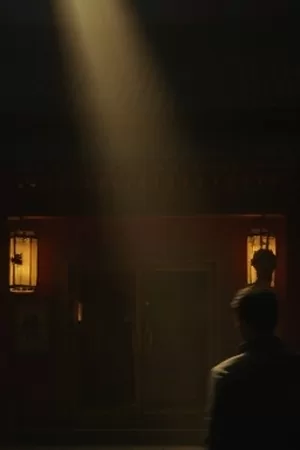 港口浓雾中的灯塔剪影，灯光仅透出一点